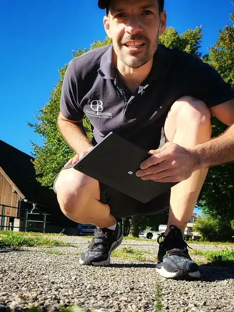 Franz Grassmann mit Tablet bei der Baumkontrolle