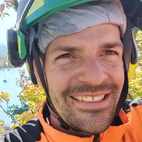 Franz Grassmann mit Kletterhelm in der Baumkrone