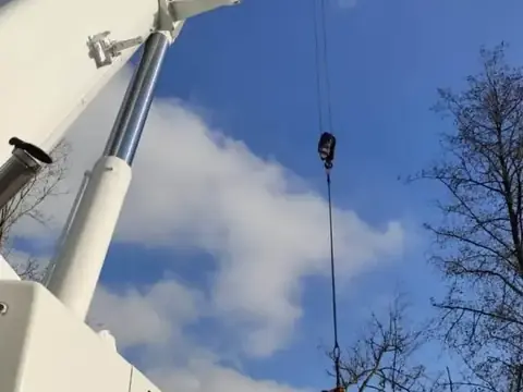 Autokran bei einer Baumfällung neben der Bundesstraße