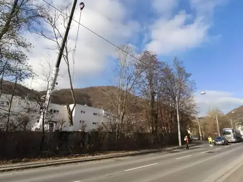 Gesperrte Bundesstraße während der Kranfällung